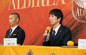 就任会見で並ぶ樹森大介新監督(右)と寺川能人強化部長=ビッグスワン