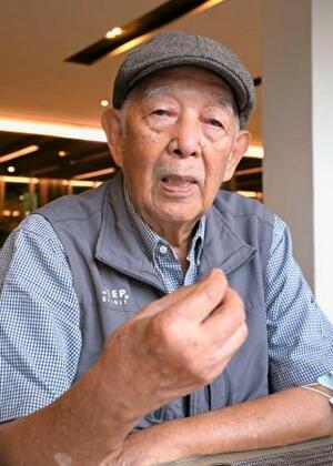 タイ中部アユタヤで取材に応じるキンマウンミンさん=3日(共同)