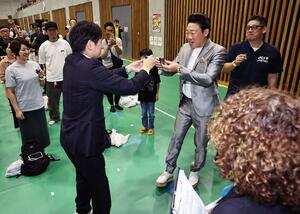 乾杯リレーに参加したお笑い芸人のみやぞんさん(右から2人目)と上越市の中川幹太市長(手前左)=9月29日、上越市の謙信公武道館