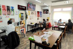 居酒屋の店内。ランチも人気だ＝新発田市川尻