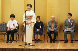 越後文学大賞を受賞し、あいさつする木下美玖さんと入選者=三条市旭町2