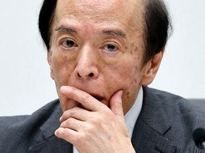 金融政策決定会合後、記者会見する日銀の植田総裁=17日午後、日銀本店