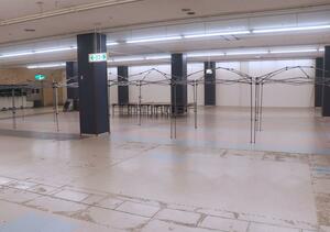 食品スーパーの撤退後、空いたままになっているフォンジェ内のテナントスペース=柏崎市東本町1