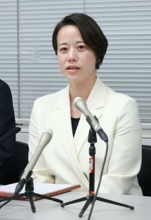 記者会見で抱負を述べる藤田ひかる氏=29日午後、長野県松本市