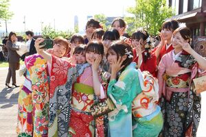 友人と写真を撮る二十歳のつどいの出席者たち=5月3日、柏崎市日石町