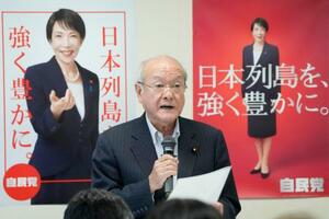 　自民党の政治制度改革本部総会であいさつする鈴木幹事長＝４日午後、東京・永田町の党本部