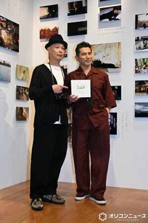 本木雅弘還暦記念フォトブック『awai 刹那と永遠のまにまに』 囲み取材に出席した(左から)中村一弘氏、本木雅弘 (C)ORICON NewS inc.