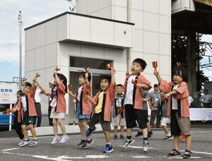 セレモニーで踊りを披露したにごりかわこども園の園児=新潟市北区の新崎駅北口