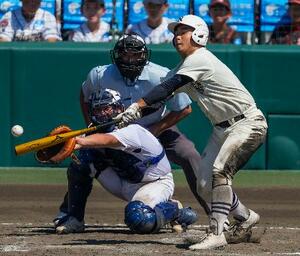 　日大三―県岐阜商　タイブレークの１０回表１死二、三塁、近藤が中前に決勝打を放つ。捕手小鎗＝甲子園