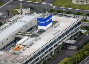 大阪府門真市のパナソニックホールディングス本社(共同通信社ヘリから)