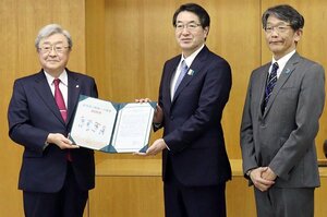 新潟市の中原八一市長(中央)に政策提言書を手渡す、新潟経済同友会の吉田至夫・代表幹事(左)=新潟市役所