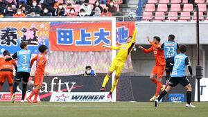 新潟-川崎 後半、集中した守りを続ける新潟のGK小島(中央)ら=ビッグスワン(写真映像部・立川悠平)