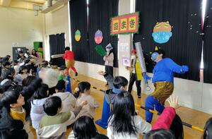 豆をぶつけられ、退散する鬼＝新発田市緑町２