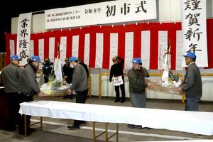 青果市場関係者らが集まった初市式＝５日、新発田市中曽根