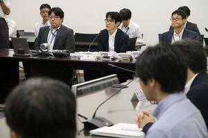 緊急時対応の現時点での取りまとめ案を示した「柏崎刈羽地域原子力防災協議会」の作業部会=13日、県庁