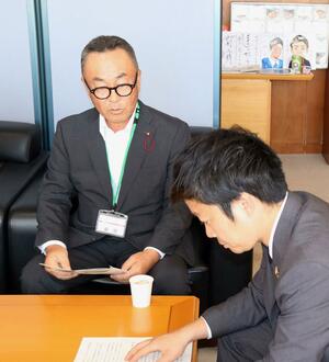三条市へ施策を要望する市農業委員会の桒原一郎会長(左)=三条市役所