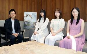 映画「長崎 閃光の影で」について取材に応じる(左から)松本准平監督、菊池日菜子さん、小野花梨さん、川床明日香さん=7月5日、長崎市