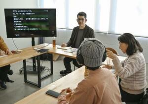 文字起こしアプリを使い、会話を聞き取りやすくする「聞き取り困難症」の当事者ら=2025年2月、奈良市