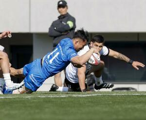 埼玉―BR東京 前半、トライを決める埼玉・長田(11)=熊谷ラグビー場