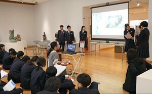 対話型鑑賞を通して感じた点を発表する中条中の生徒たち＝胎内市下赤谷