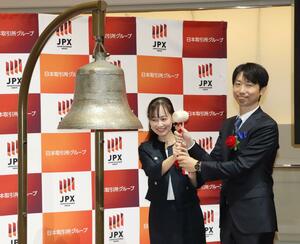 東京プロマーケットに上場し、記念の鐘を鳴らす今井進太郎CEO(右)=10月25日、東京証券取引所