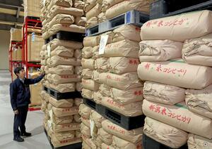 県産コシヒカリが保管されている「せいだ」の倉庫＝１４日、阿賀野市