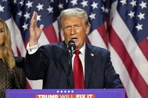 米大統領選で勝利宣言する共和党候補のトランプ前大統領=6日、フロリダ州(AP=共同)