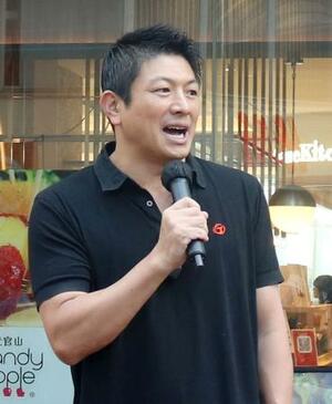 街頭演説する参政党の神谷代表=5日午前、広島市中区