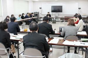 粗大ごみの処理手数料の値上げ案を了承した長岡市廃棄物減量等推進審議会＝長岡市寿３