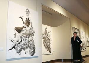 開場式で創作に込めた思いを語る遠藤信さん＝弥彦村弥彦