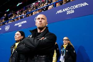 　フィギュアスケート女子フリーで選手の演技を見守る振付師兼コーチのブノワ・リショー氏＝１９日、ミラノ（共同）