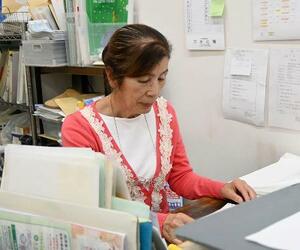 石川県穴水町の職場で作業する谷内律子さん=21日午後