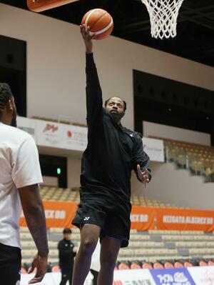 試合に向けて調整する新加入のモリソン=長岡市