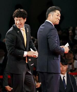 米スタンフォード大・佐々木麟太郎内野手の指名で競合し、交渉権を獲得したソフトバンク・城島CBO(左)と敗れたDeNA・相川監督=23日午後、東京都内のホテル