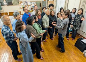 本番で披露する歌を練習するJO.GRACE GOSPEL CHOIRのメンバー=上越市高土町2