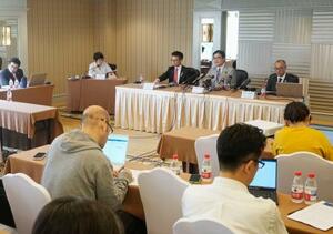 記者会見する中国日本商会の本間哲朗会長(奥右から2人目)ら=22日、北京(共同)