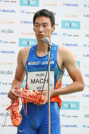 男子110メートルハードル決勝 優勝した町亮汰(サトウ食品アルビRC)=デンカビッグスワン
