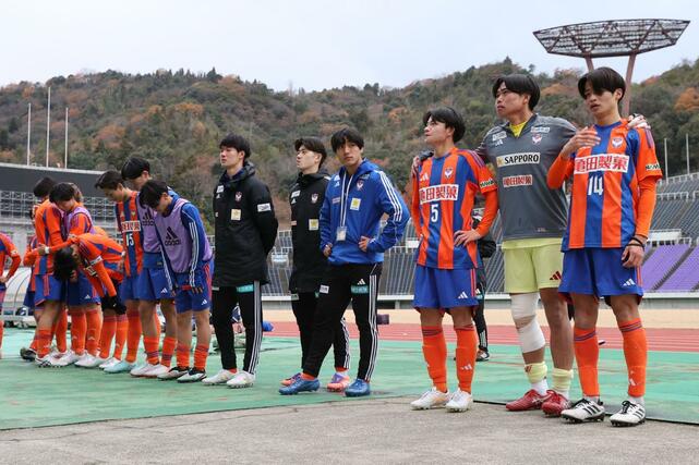 １０年ぶりのプレミアリーグ参入を逃し、試合後にあいさつする新潟Ｕ－１８の選手ら＝広島市
