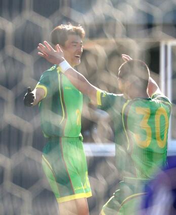 前半、先制点を決め喜ぶMF樋口汐音(左)=29日