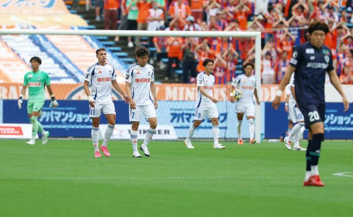 福岡－新潟　前半、福岡に追いつかれ、肩を落とす新潟の選手たち。１－１＝６月２１日、福岡市のベスト電器スタジアム