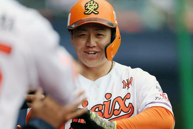 5回、生還して仲間とハイタッチする中澤英明=4月4日、エコスタ