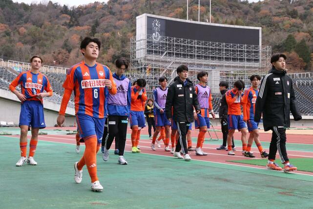 敗退し、悔しがる新潟Ｕ－１８の選手＝広島市