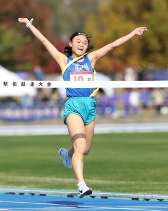 ゴールする十日町南のアンカー蔵品和花=7日、新発田市五十公野公園