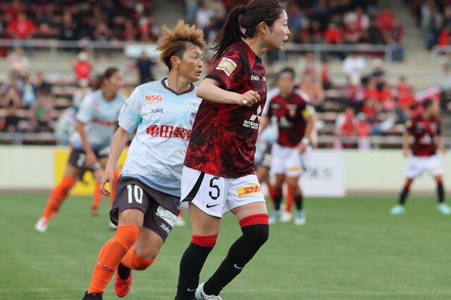 リーグ戦通算出場記録に並んだMF上尾野辺めぐみ(左=新潟L提供)