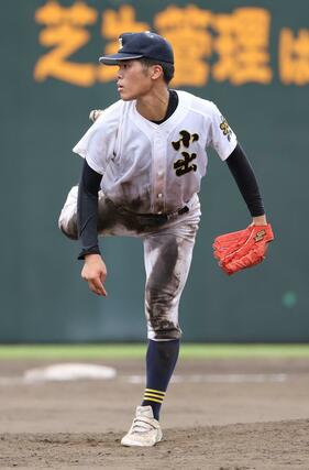 ３回戦・小出－万代。小出の２番手・小谷周平＝７月１７日、三条市月岡４の三条パール金属スタジアム