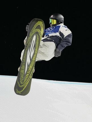 男子ビッグエア決勝　ジャンプする木俣椋真＝リビーニョ（共同）