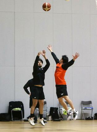 岡山戦に向けて練習するポーグ健＝長岡市