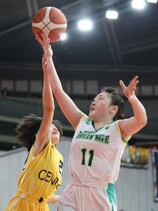 女子２回戦　新潟産大付－矢板中央（栃木）　第３クオーター、新潟産大付の木澤真穂がシュートを放つ＝東京体育館