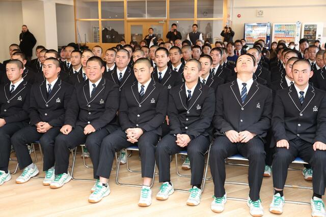 選出の様子を見守る、日本文理高校野球部ナイン＝３０日、新潟市西区