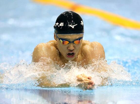 県高校総体 競泳 男子100メートル平泳ぎ決勝 県新記録で優勝した今泉悠成(長岡大手)=18日、長岡市のダイエープロビスフェニックスプール
